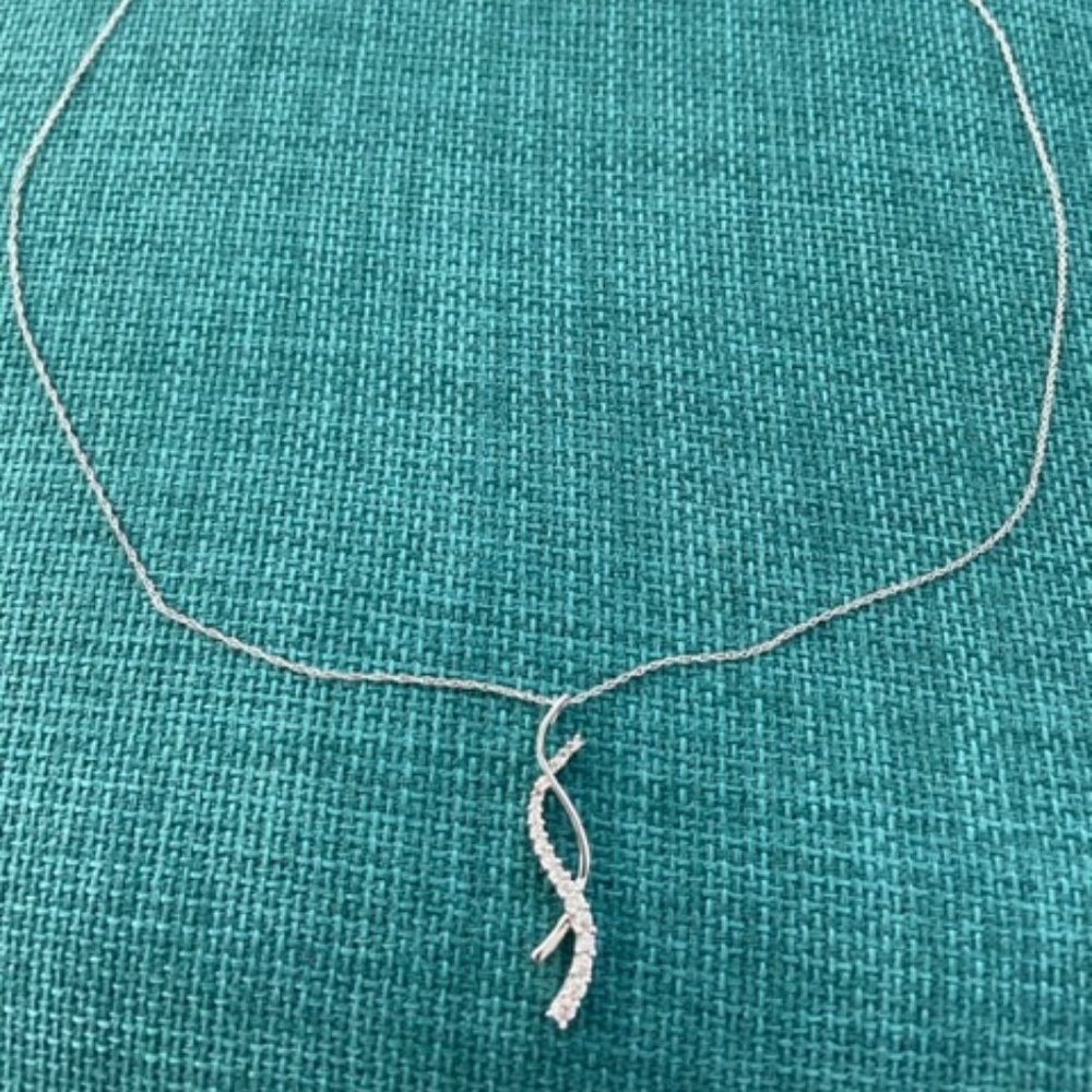 Stunning White Gold Necklace with Diamond pendant